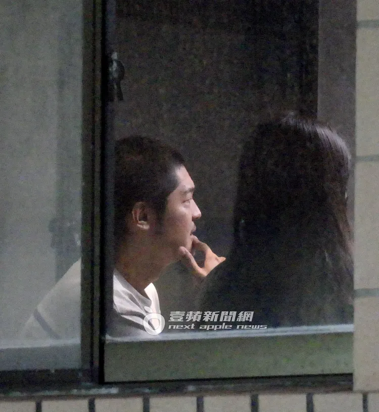 Leo王慣性摸著自己的山羊鬍思考。特勤中心攝