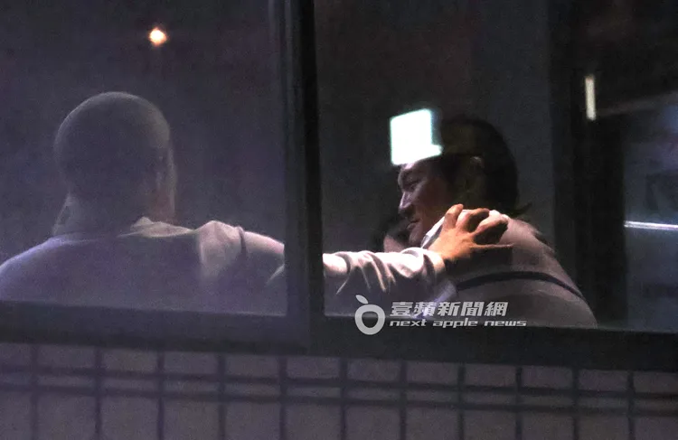 同事突然拍了一下Leo王的肩膀。特勤中心攝