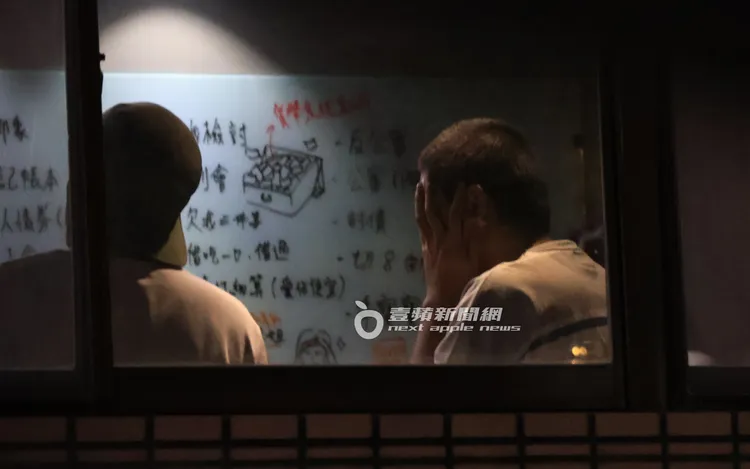 Leo王用手遮臉，彷彿遇到什麼困難。特勤中心攝