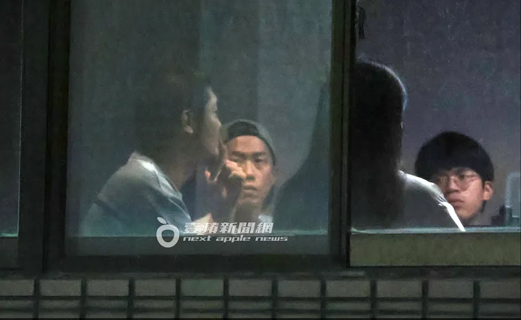 Leo王摸著山羊鬍與同事聊細節。特勤中心攝