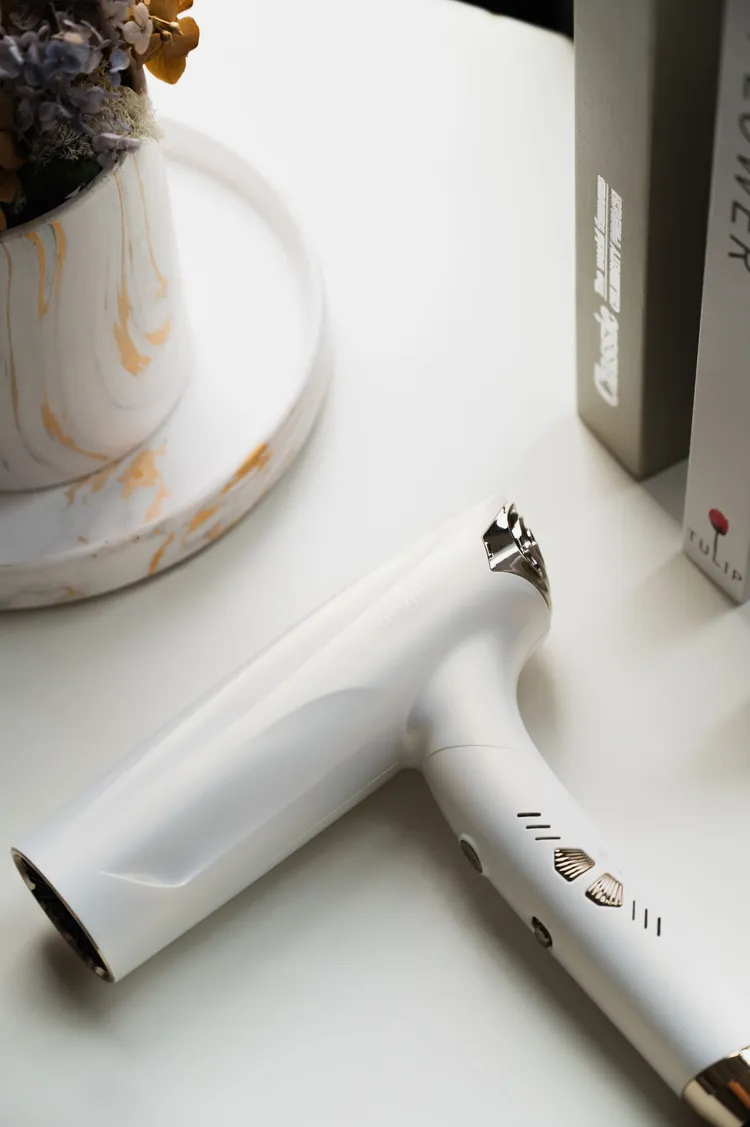 Mins London 明星商品 AYO 正負離子吹風機即日起至9/30止優惠價新台幣4980元，指定平台購買還可加贈 Mins London 新品舒壓氣墊梳(星幻白)。業者提供