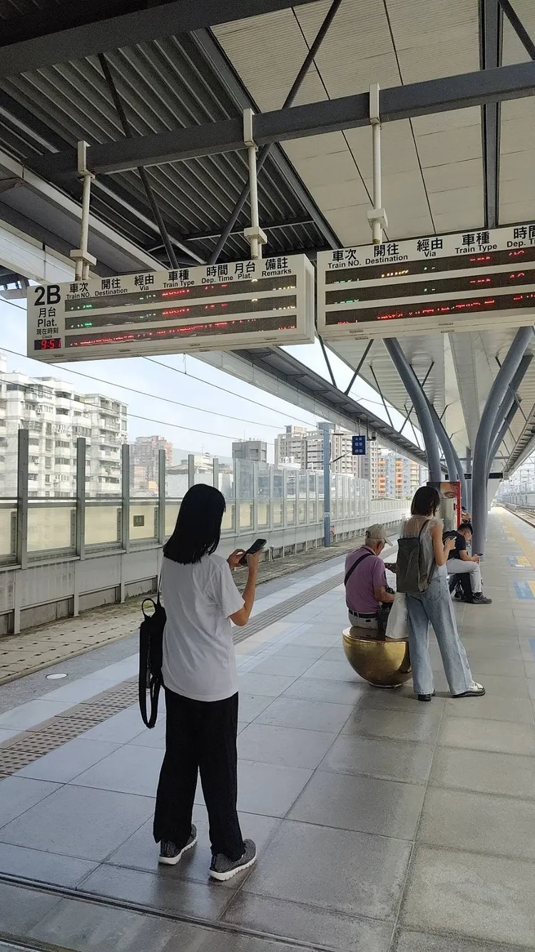 當時月台上候車乘客不多。讀者提供