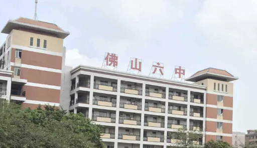 山東校門重大車禍！校車突衝撞學生　十餘人死傷「家長痛哭」