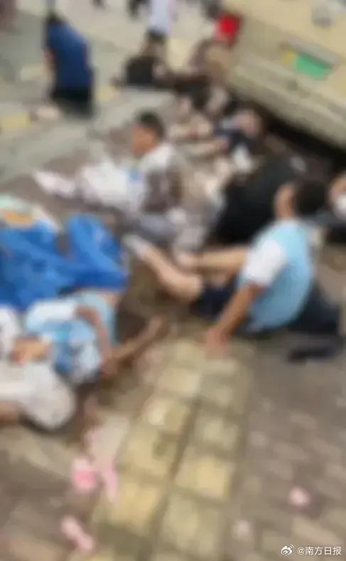 許多學生躺在地上。翻攝自微博＠南方日報