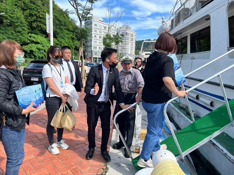 高雄市殯儀處推動海葬以促進環保，活化櫃位使用率。殯葬處提供