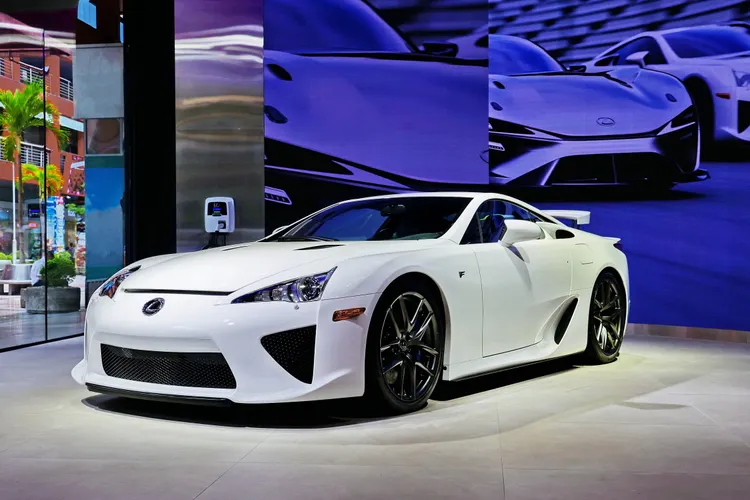 除了專業的課程教學，參與學員還可以近距離欣賞及拍攝各種平時難得一見的夢幻車款，包括全球限量500台的Lexus傳奇超跑LFA。業者提供