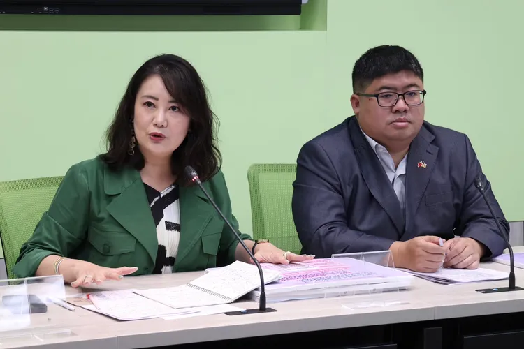 民進黨立法院黨團幹事長吳思瑤（左）、書記長蔡易餘（右）。莊宗達攝