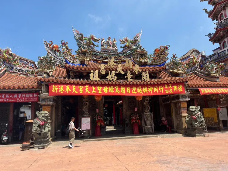 新港奉天宮每年都會雕刻神像，開光過爐後讓信眾結緣請回。民眾提供