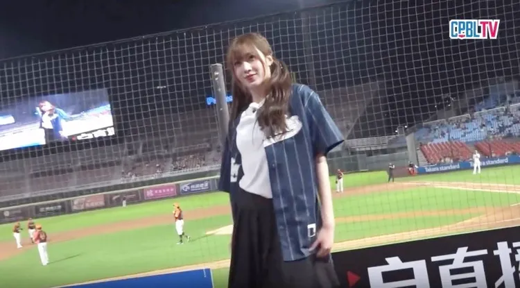許念慈驚喜站上啦啦隊舞台，跳tripleS的《Girls Never Die》。翻攝CPBLTV