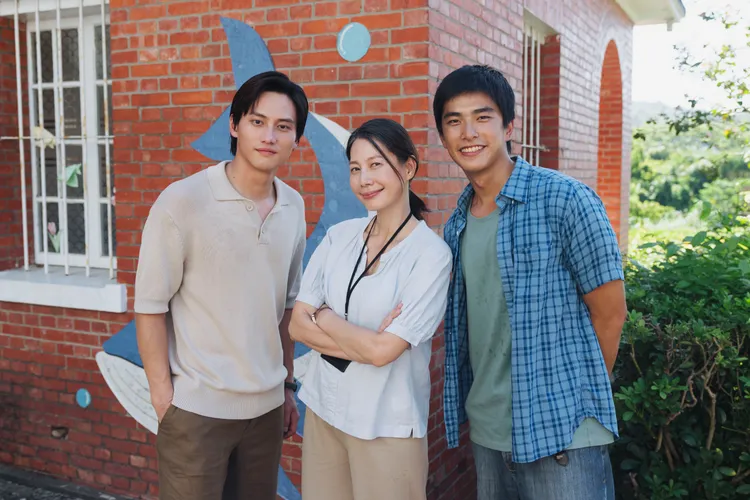 范少勳（左起）、丁寧、曾敬驊殺青。冬候鳥電影提供