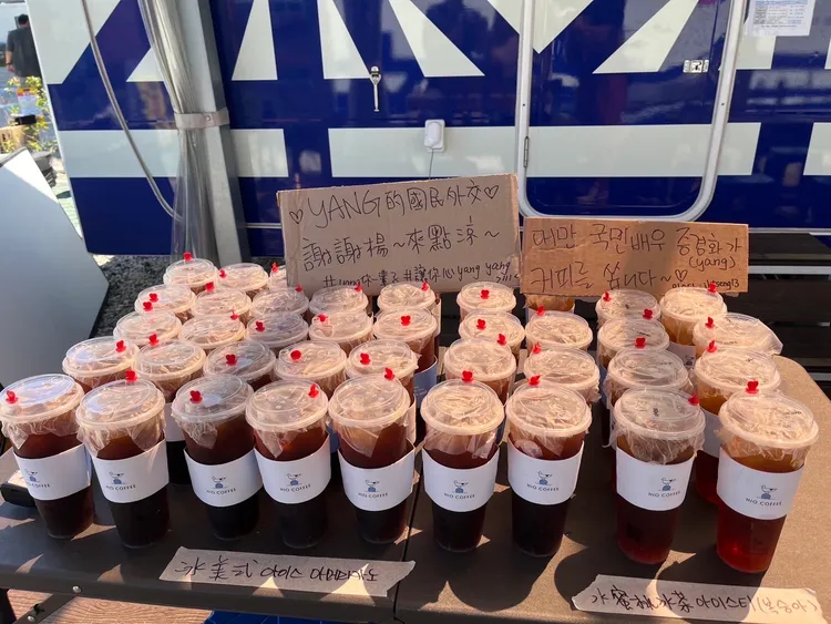 曾敬驊送手搖飲讓韓劇組嗨翻。冬候鳥電影提供