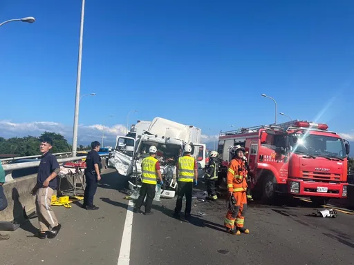 大貨車失控追撞前方3輛大小車 駕駛送醫幸無生命危險
