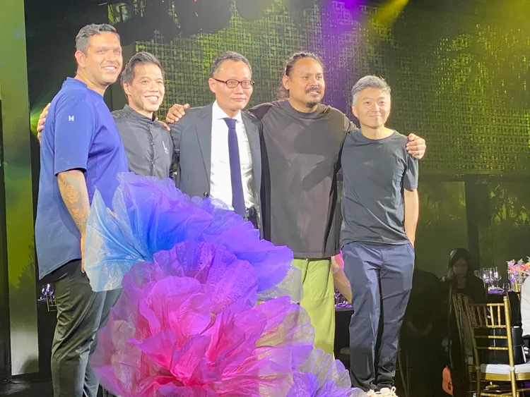 晶華酒店董事總經理吳偉正（中）與打造主題餐點的主廚合照。莊偉祺攝