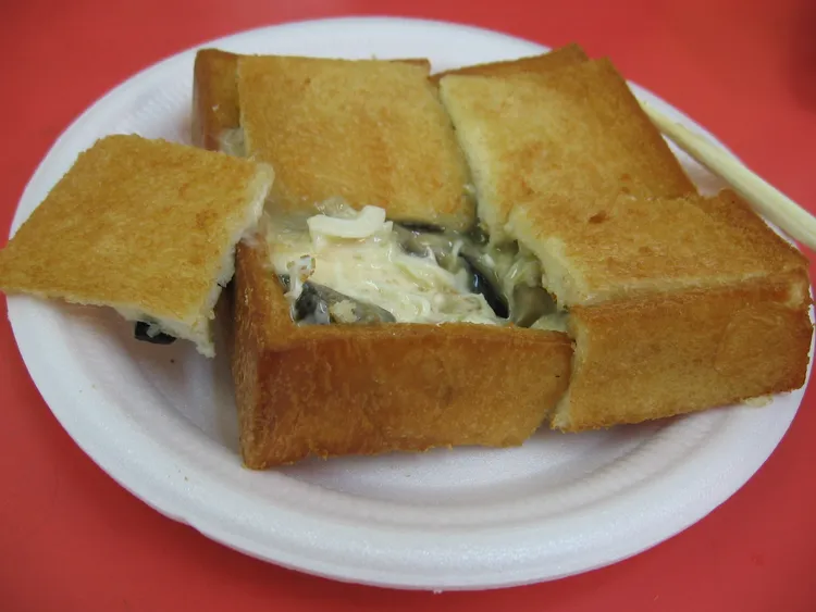 台南特色小吃棺材板。翻攝維基百科