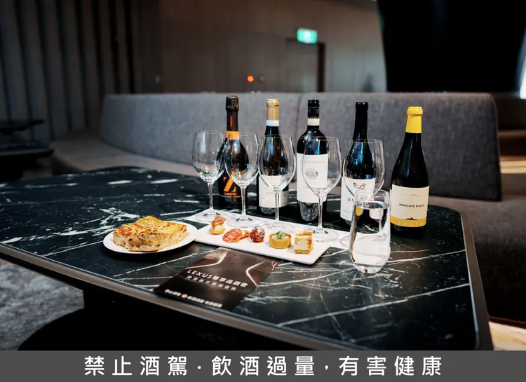 Lexus車主優雅品飲的同時，侍酒師在席間一一說明5款知名葡萄酒的特點、品飲風味及口感經驗，以及適合搭配這些酒款的食物推薦。業者提供