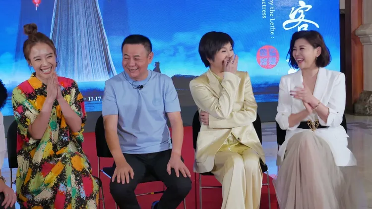 方宥心、蔡振南、唐美雲、方馨接受訪問笑聲連連。民視提供