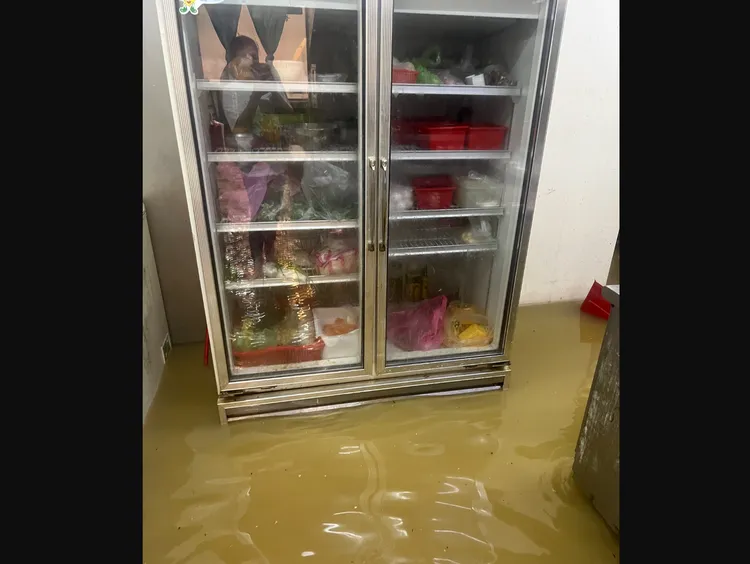 冰箱、櫥櫃都泡在水中，災情嚴重。翻攝照片
