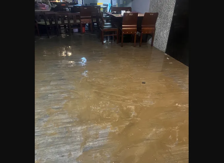 冰箱、櫥櫃都泡在水中，災情嚴重。翻攝照片