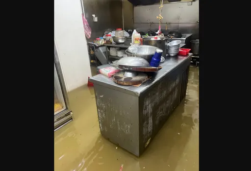 基隆強降雨淹水災情嚴重!店家廚房、冰箱慘泡水 謝國樑承諾改善