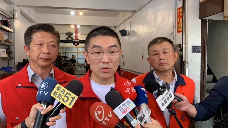 謝國樑向店家承諾會改善淹水情況。記者葉先鵬攝影