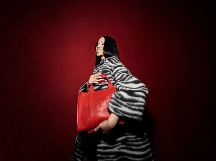Cardi B以斑馬紋大衣搭配大紅色The Tote Bag。品牌提供