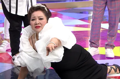 白冰冰躺地深情舞姿卻爬不起來 子弟兵形容「好像擱淺的XX」