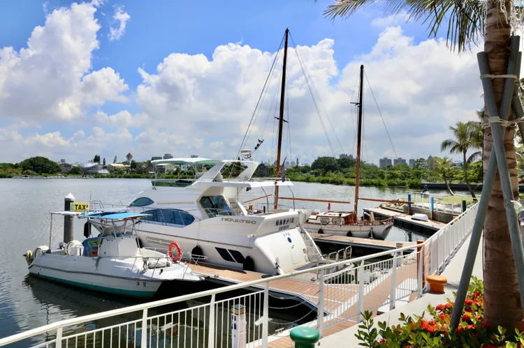 2024台南國際遊艇觀光推廣活動首度推出遊艇駕駛體驗，邀民眾來當1日船長。台南市政府提供