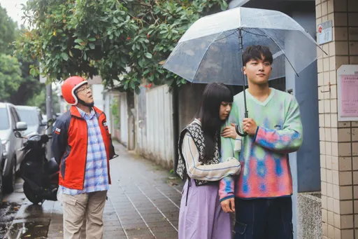 老戲骨楊烈騎機車兼差外送員 意外英雄救美脫離家暴恐怖情人