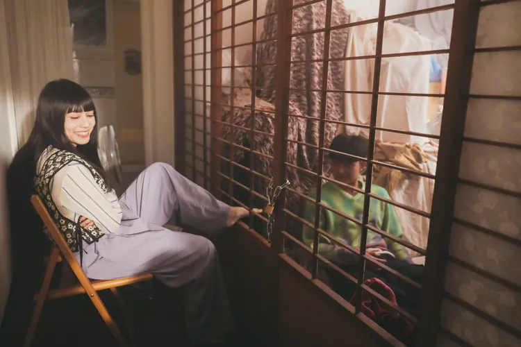 碩美飾演被女友家暴的男友。華研國際提供