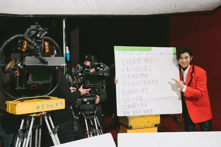 陳柏霖為融入角色，穿上飾演的 Makoto 戲服前往配唱。牽猴子提供