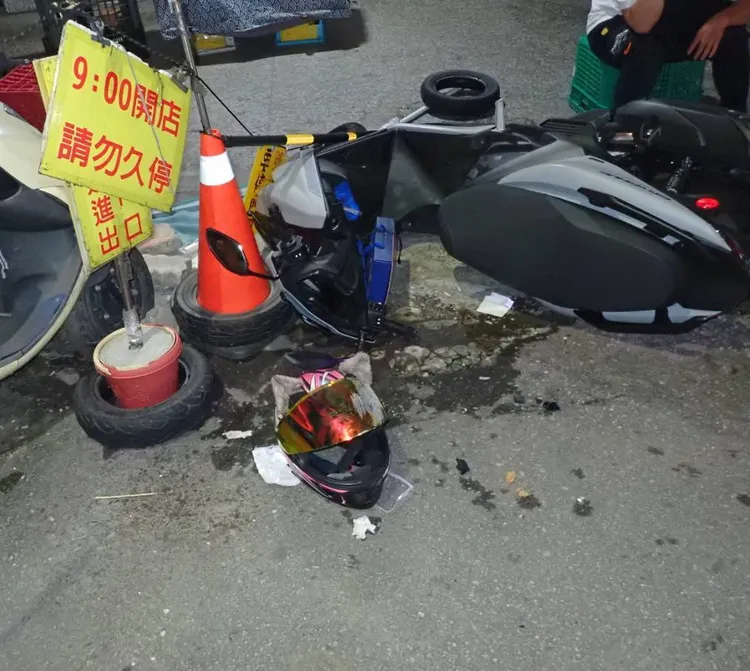 王女連人帶車滑至路邊店家前。民眾提供