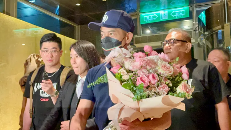 郭富城收下飯店花束，跟粉絲們揮手。特勤中心攝