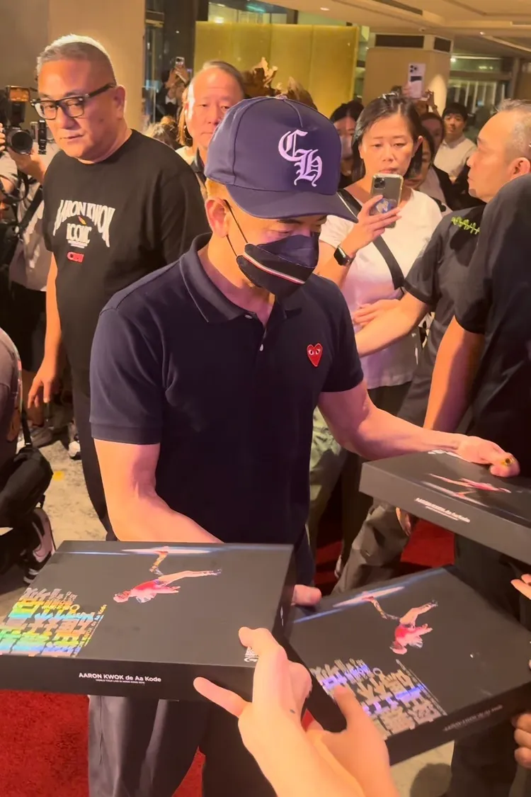 郭富城替粉絲簽名。特勤中心攝