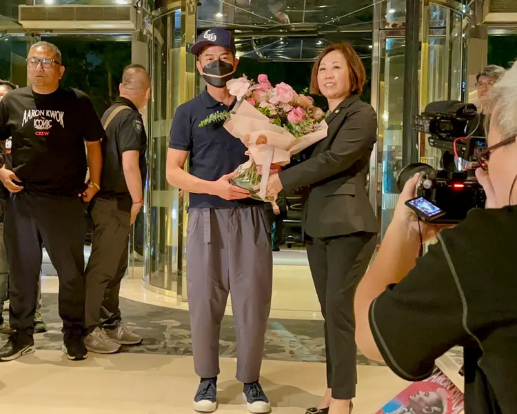 郭富城抵達台北喜來登飯店，飯店高層送上花束迎接。特勤中心攝