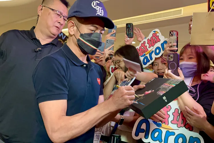 郭富城抵達下榻飯店，幫粉絲簽名。特勤中心攝