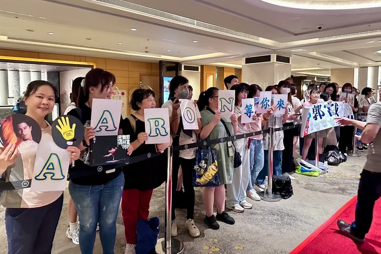 粉絲排出郭富城英文「AARON」應援。特勤中心攝