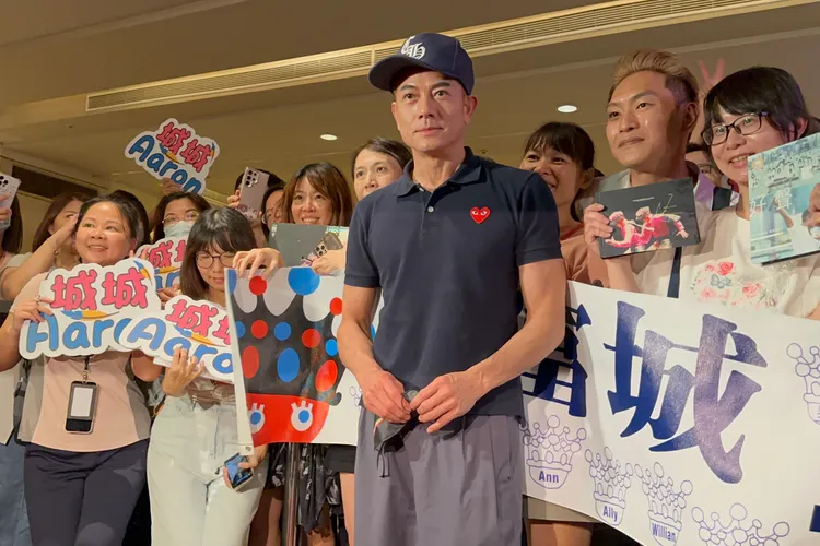 郭富城脫下口罩跟粉絲合影。特勤中心攝