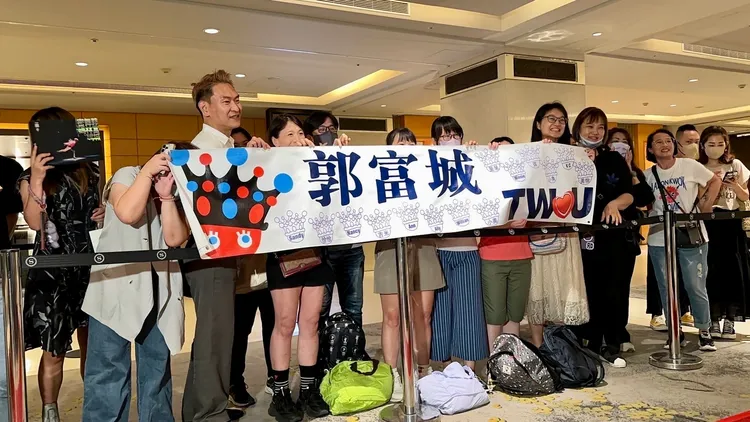 郭富城粉絲拉起布條在下榻台北喜來登飯店迎接他。特勤中心攝