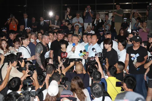 館長嗆聲敢押柯文哲就烙人包圍法院！綠委：警方應要警告