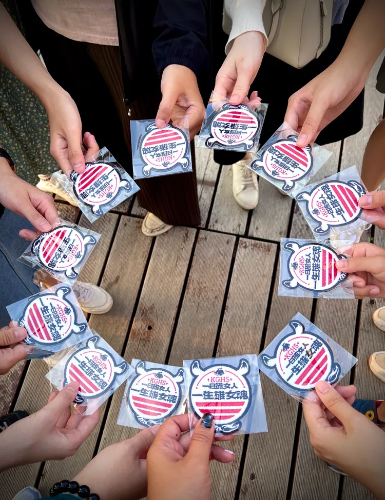 徐子蘋雄女家族至今已累計27屆，家族中自製「家徽」留念。翻攝畫面