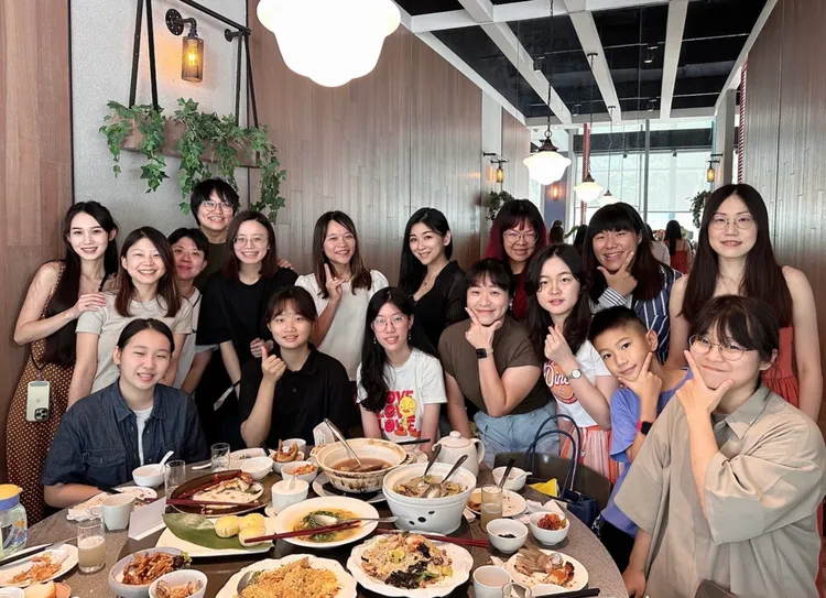 徐子蘋一脈雄女家聚上下連結27屆，至今每年聚會都要分2桌坐才坐得下。翻攝畫面