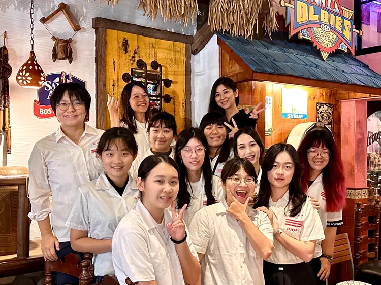 適逢雄女創校百年，今年徐子蘋雄女家聚找出雄女制服拍照留念。翻攝畫面