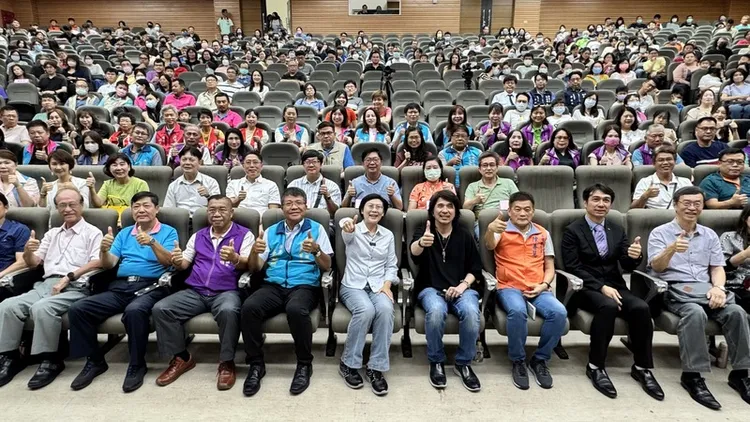 民進黨立委林岱樺（前中）21日在高雄左營高中舉辦「AI時代下的教育新思維」座談活動，邀請教育部政務次長葉丙成（前右4）到場分享，吸引約600人參與，其中不乏關心教育趨勢的民眾、家長與學生。
中央社