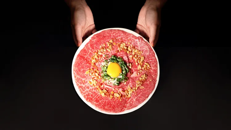 上吉燒肉中秋加碼期間限定新品「月見生牛肉」，1份480元。業者提供