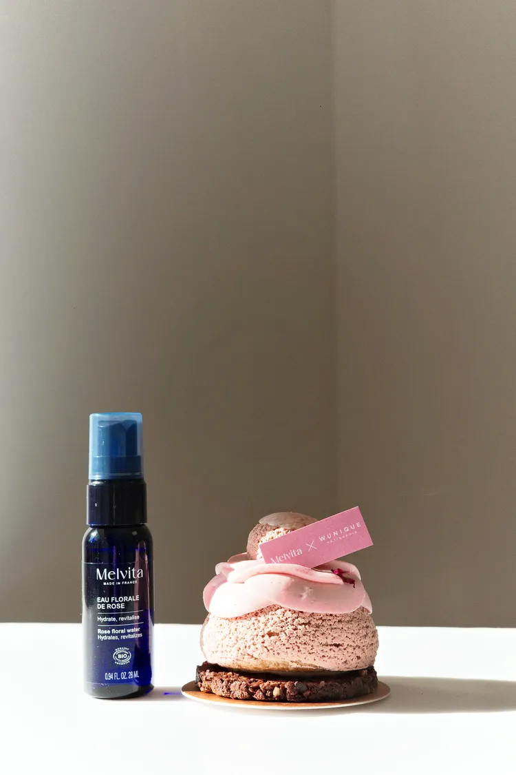 購買聯名甜點加贈28ml玫瑰花粹。品牌提供