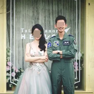 幻象失事飛官謝沛勳目前情況良好，妻子等家屬均在病房陪伴。翻攝臉書