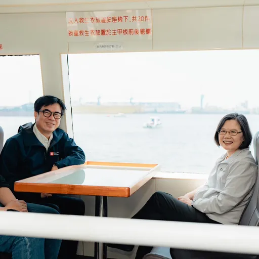 中秋遊高港!蔡英文與陳其邁搭文化遊艇賞海景 大讚高雄建設