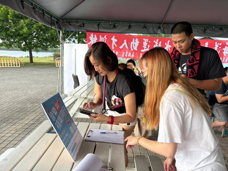 現場民眾踴躍參與抽獎活動。