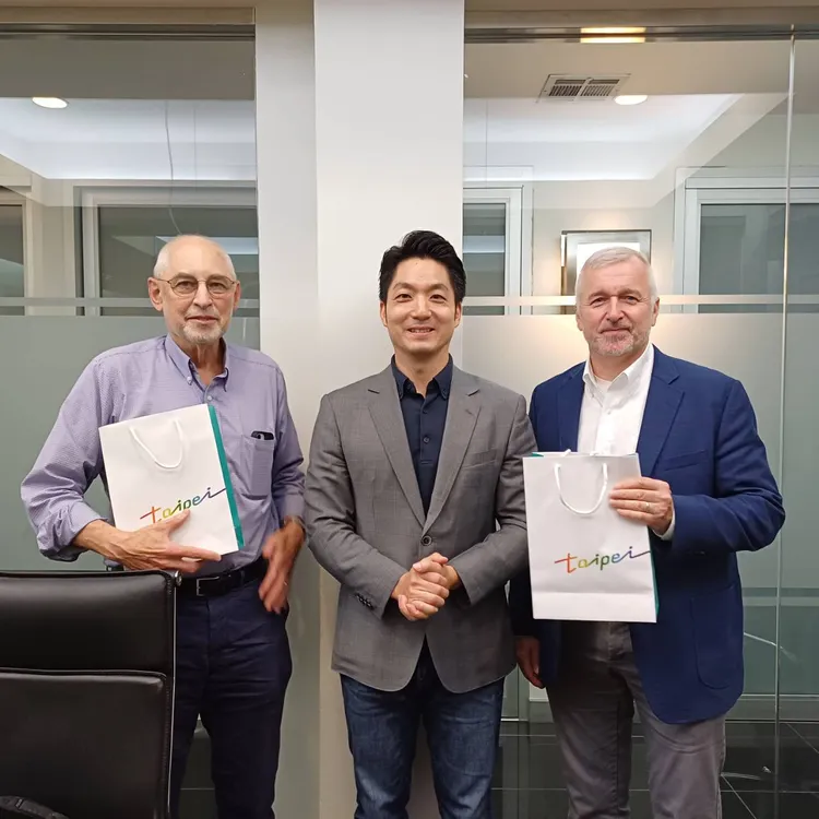 紐約哥倫比亞大學早餐會，蔣萬安與美方學者合影。北市府提供