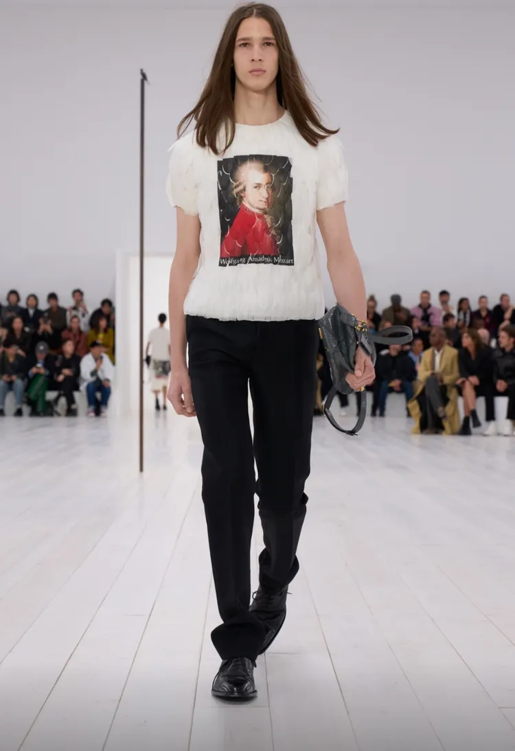 LOEWE 2025春夏系列中的莫札特的肖像T恤。翻攝品牌IG